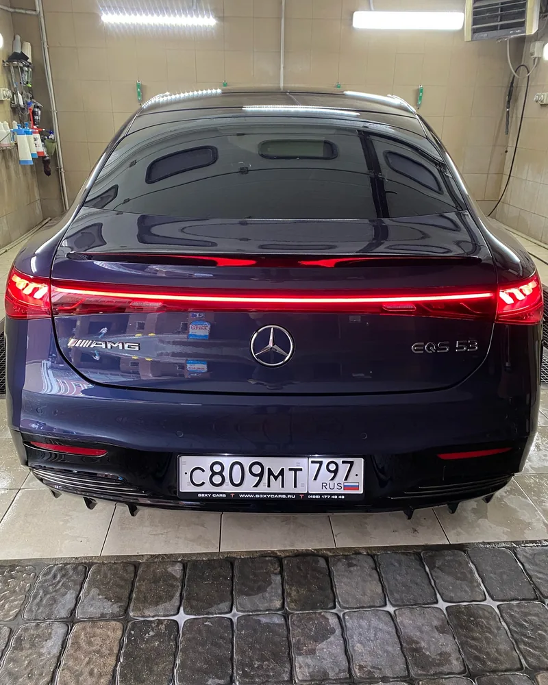 Mercedes-AMG EQS 53 сзади в боксе, световая полоса фонарей