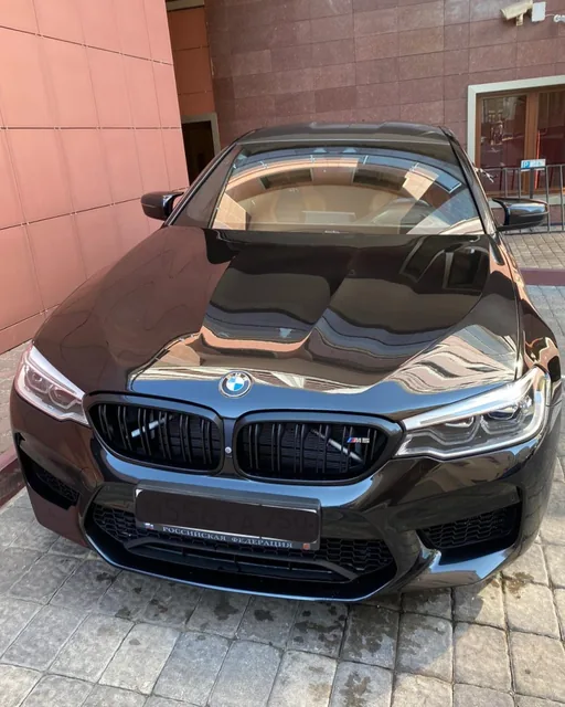 BMW M5 спереди, отражения на капоте