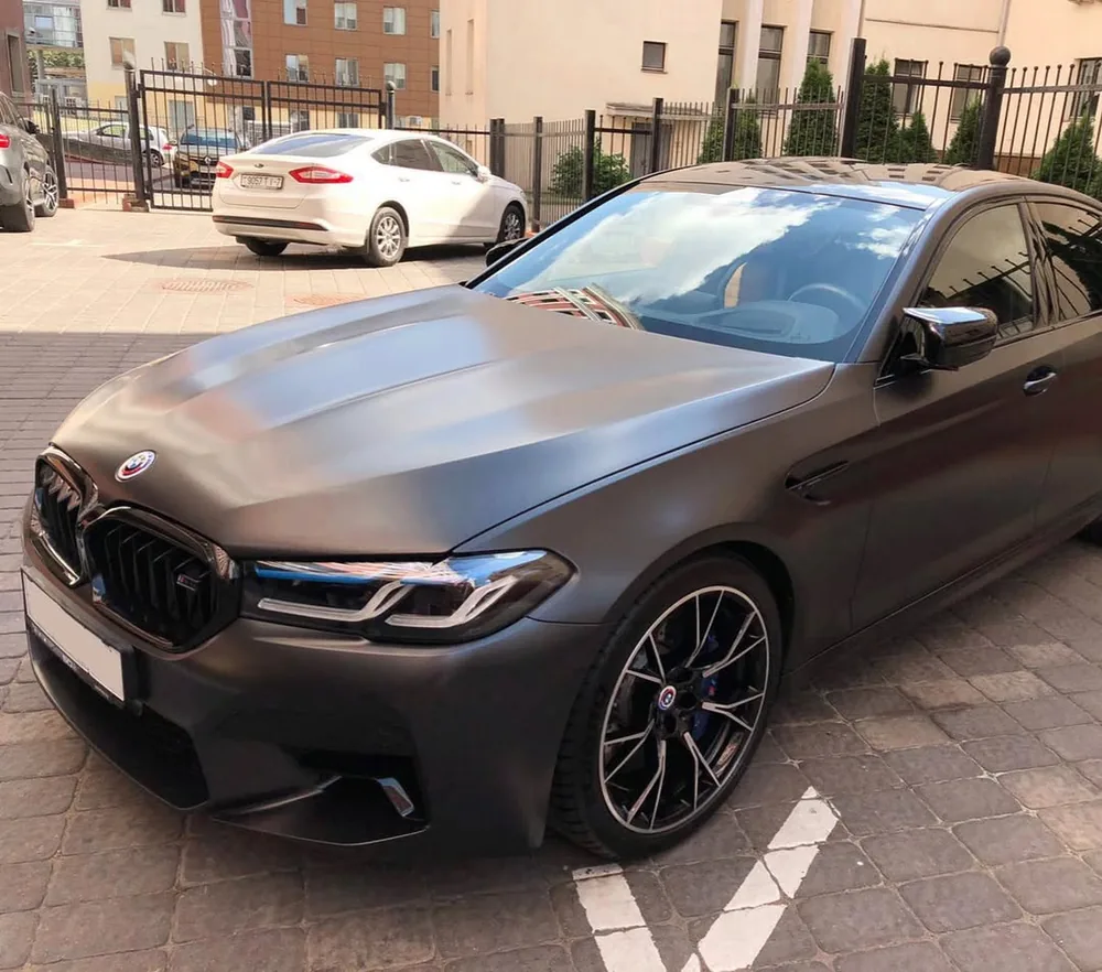 BMW M5 в матовой плёнке во дворе