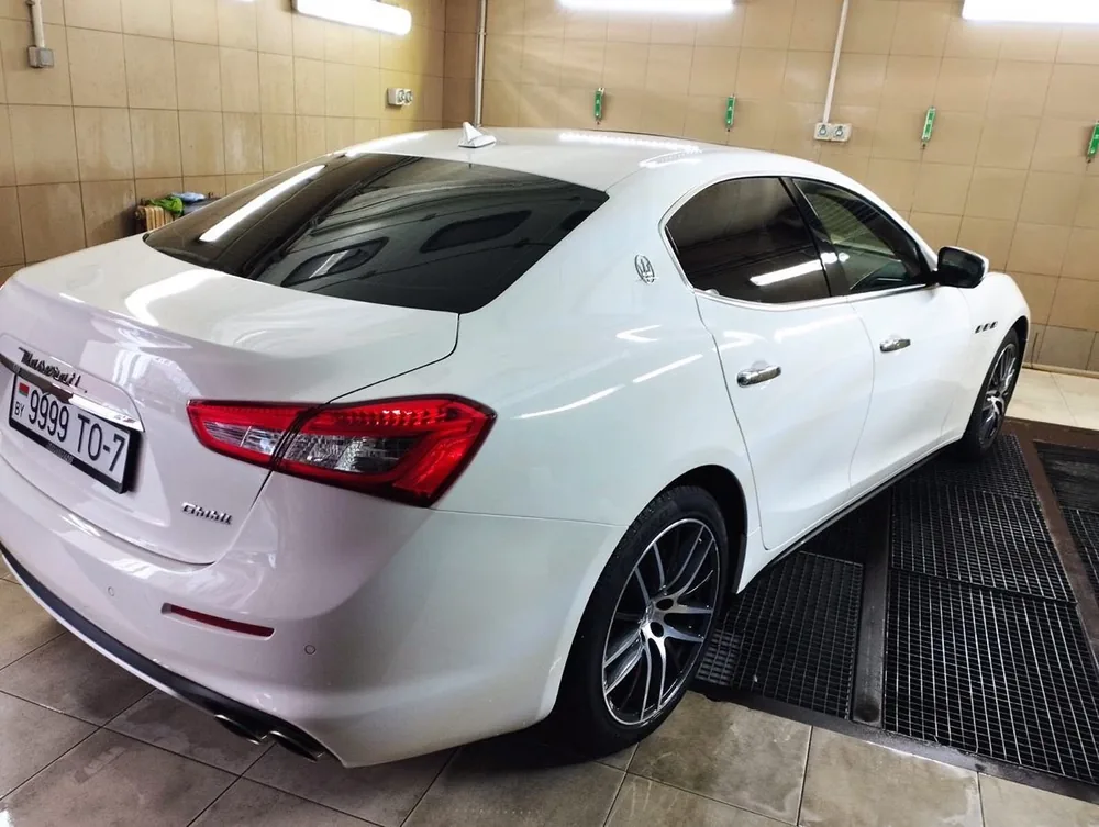 Белая Maserati Ghibli на решётках мойки