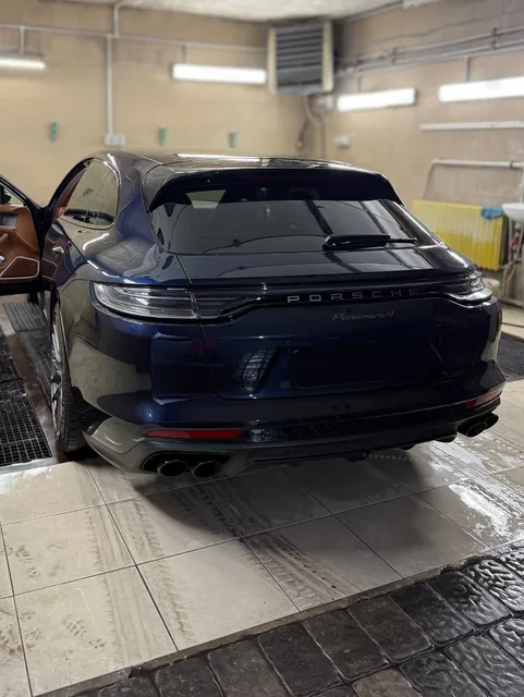 Porsche Panamera Sport Turismo сзади в боксе