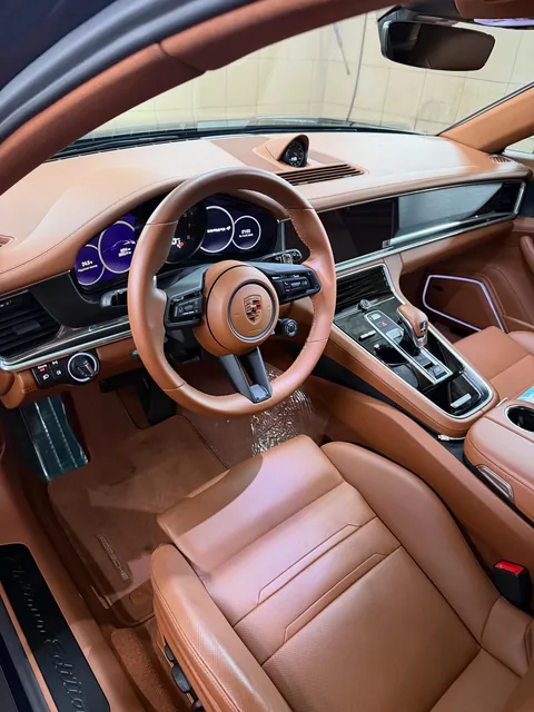 Салон Porsche Panamera: коричневая кожа, руль
