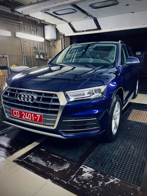 Синяя Audi Q5 в боксе